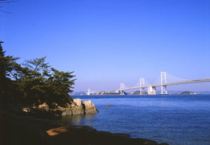 沙弥島と瀬戸大橋（うどん県旅ネット）